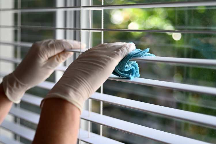 cleaning-venetian-blinds